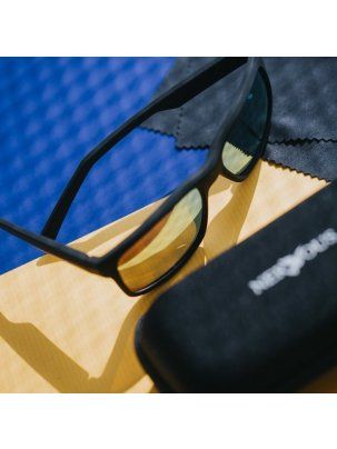 Okulary przeciwsłoneczne z futerałem Nervous Classic gum black
